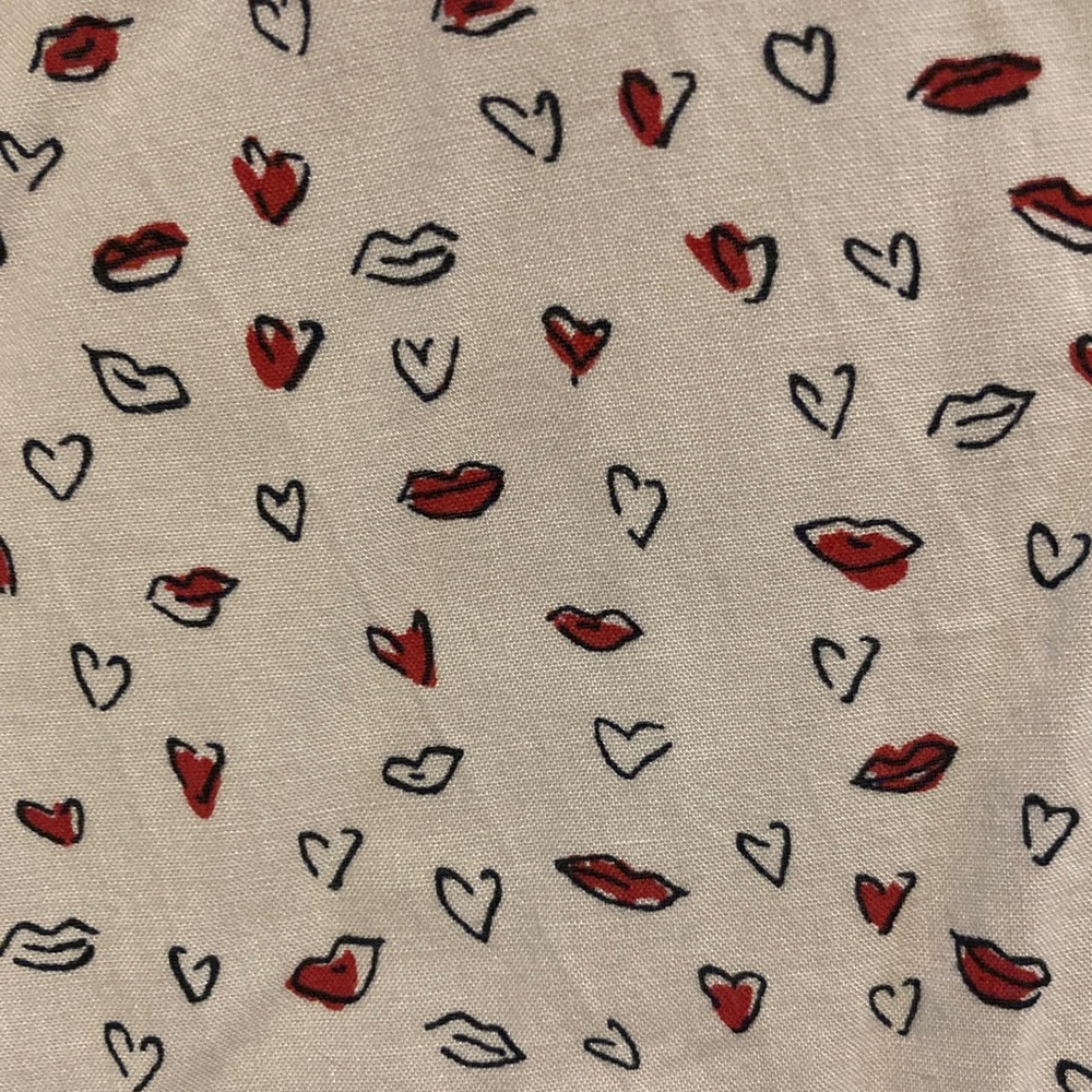 Beachlunchlounge White Top with Red and Black Heart and Lip Design - Picture 3 of 8